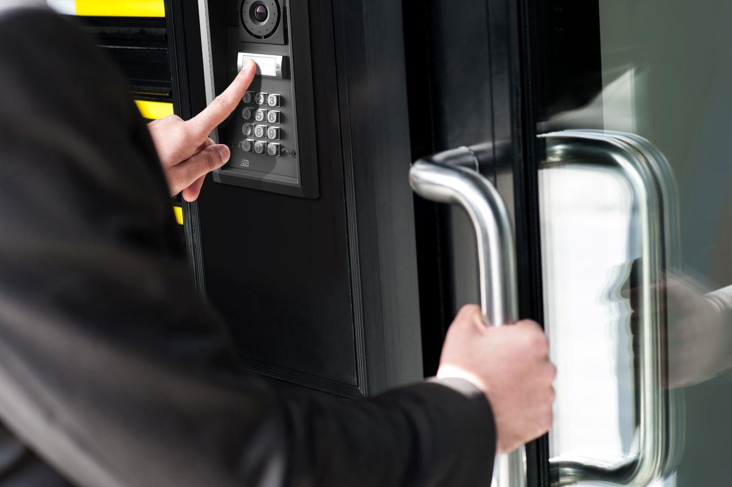 ENTRY PANEL HELIOS/IP FORCE W/CAM 9151101CHKW 2N